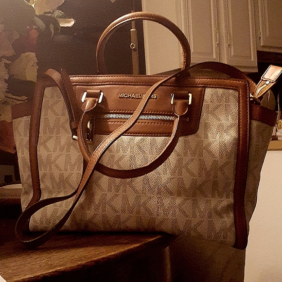 MICHAEL KORS LARGE SATCHEL CROSSBODY STRAP SIGNATURE - Picture 2 of 10